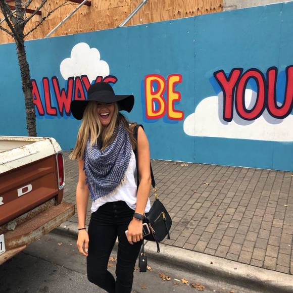 Meet your Posher, Michelle - Picture 1 of 1